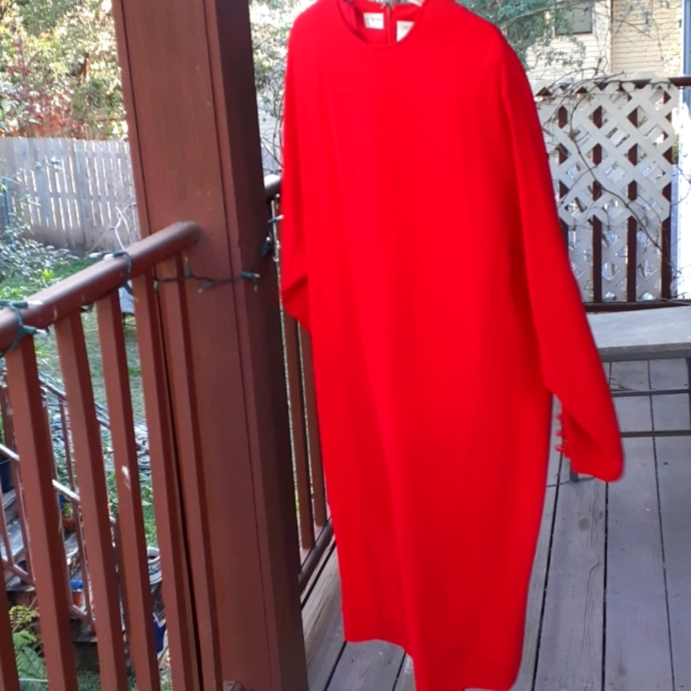 Liz Claiborne red dress 100% Polyester size 10 wider on top & sleeves then taper